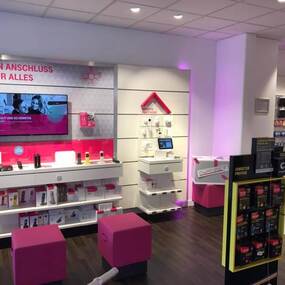 Modernes Telekommunikationsgeschäft mit Handys, Zubehör und Mobilfunktarifen im Angebot.