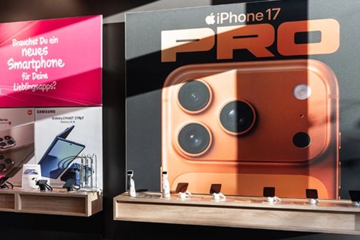 Werbedisplay für iPhone 17 Pro mit Kamera-Detail im Elektronikmarkt